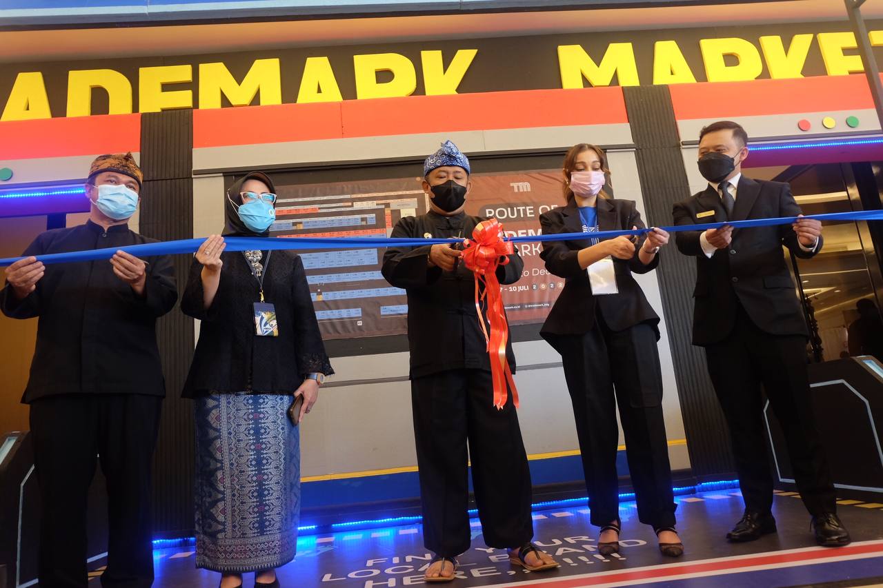 Wali Kota Bandung Yana Mulyana meresmikan Trademark Market 2022