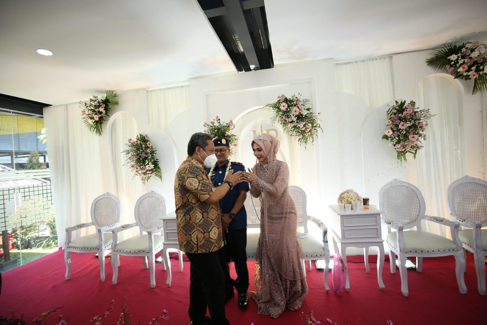 Walikota Bandung, Yana Mulyana memberi ucapan selamat kepada kedua mempelai di acara penikahan pertama yang diadakan di Mal Pelayanan Publik (MPP)